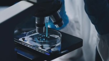 Laboratuvardaki bir mikroskobun yakın çekim görüntüsü.