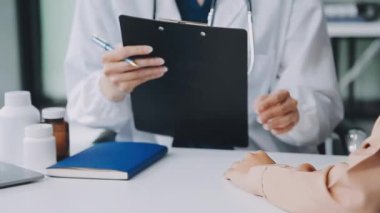 Doktor, ofisinde steteskobu olan bir hastayı tutuyor. sağlık sigortası ve tıbbi konsept.