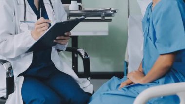 Doktorlar ve hemşireler sağlık masasında..