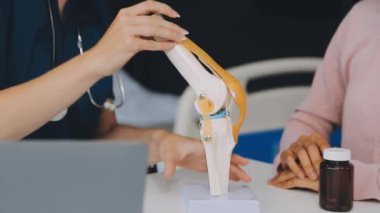 Kadın doktor hastanede hasta için el ele tutuşup tıbbi malzeme tutuyor. ilaç, sağlık hizmetleri, sağlık hizmetleri kavramı.