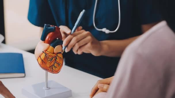 オフィスの患者の心拍数をチェックする医師 — ストック動画