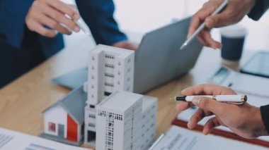 Emlakçı evi imzalıyor.