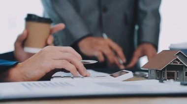 Emlakçı müşterinin ev anahtarlarını gösteriyor..