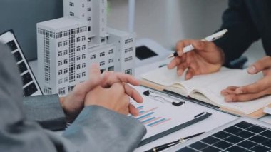 Emlakçı kontrat imzalıyor. Emlakçı