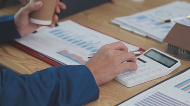 Dizüstü bilgisayarda çalışan iş adamları