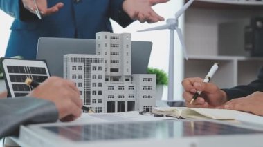 Yeni evin anahtarlarını gösteren emlakçı, yakın plan.