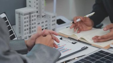 İş adamı model üzerinde tartışıyor