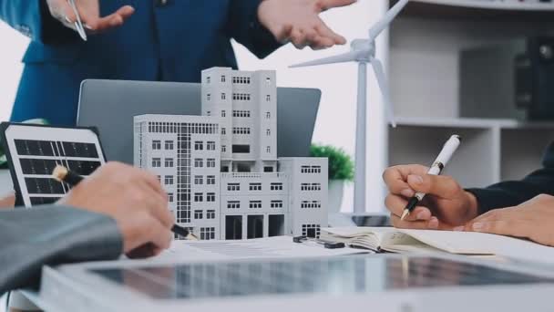 Realitní Makléř Ukazuje Dům Model Domu Koupi Nemovitosti Realitní Makléř — Stock video
