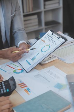 Şirket büyümesi projesini tartışan finans müdürü toplantısı başarılı mali istatistikler, strateji planı için belge, dizüstü bilgisayar ve dijital tabletle çalışan profesyonel yatırımcı.