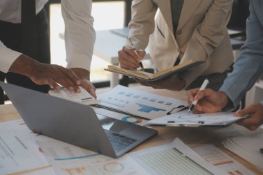 Şirket büyümesi projesini tartışan finans müdürü toplantısı başarılı mali istatistikler, strateji planı için belge, dizüstü bilgisayar ve dijital tabletle çalışan profesyonel yatırımcı.