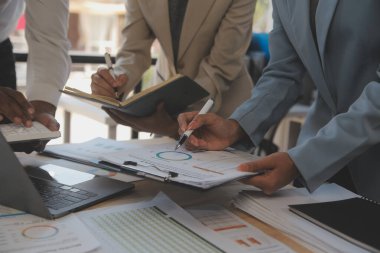 Şirket büyümesi projesini tartışan finans müdürü toplantısı başarılı mali istatistikler, strateji planı için belge, dizüstü bilgisayar ve dijital tabletle çalışan profesyonel yatırımcı.
