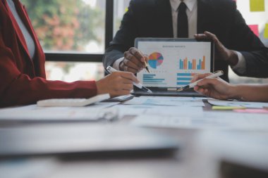 Şirket büyümesi projesini tartışan finans müdürü toplantısı başarılı mali istatistikler, strateji planı için belge, dizüstü bilgisayar ve dijital tabletle çalışan profesyonel yatırımcı.