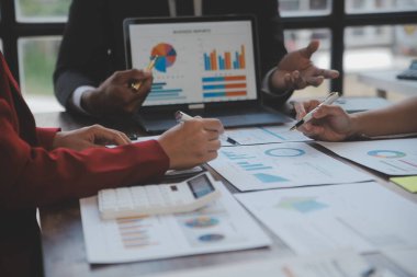 Şirket büyümesi projesini tartışan finans müdürü toplantısı başarılı mali istatistikler, strateji planı için belge, dizüstü bilgisayar ve dijital tabletle çalışan profesyonel yatırımcı.