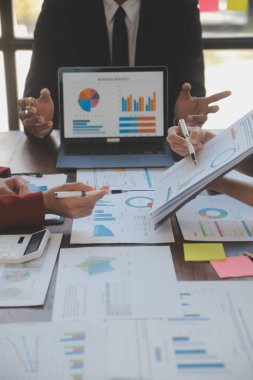 Şirket büyümesi projesini tartışan finans müdürü toplantısı başarılı mali istatistikler, strateji planı için belge, dizüstü bilgisayar ve dijital tabletle çalışan profesyonel yatırımcı.