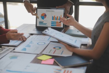 Şirket büyümesi projesini tartışan finans müdürü toplantısı başarılı mali istatistikler, strateji planı için belge, dizüstü bilgisayar ve dijital tabletle çalışan profesyonel yatırımcı.