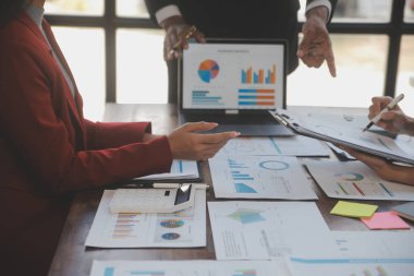 Şirket büyümesi projesini tartışan finans müdürü toplantısı başarılı mali istatistikler, strateji planı için belge, dizüstü bilgisayar ve dijital tabletle çalışan profesyonel yatırımcı.