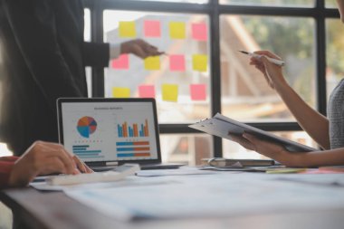 Şirket büyümesi projesini tartışan finans müdürü toplantısı başarılı mali istatistikler, strateji planı için belge, dizüstü bilgisayar ve dijital tabletle çalışan profesyonel yatırımcı.