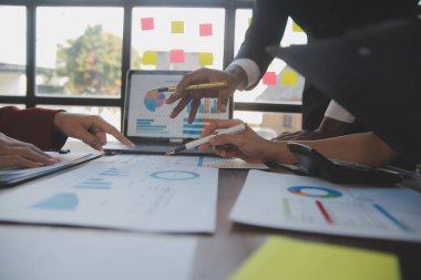 Şirket büyümesi projesini tartışan finans müdürü toplantısı başarılı mali istatistikler, strateji planı için belge, dizüstü bilgisayar ve dijital tabletle çalışan profesyonel yatırımcı.