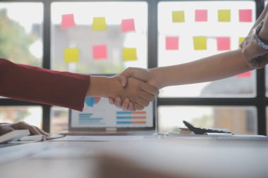 Toplantı ve tebrik kavramı, iki emin iş anlaşması ve iyi tartışırken sonra iş adamları ticaret sözleşme ve yeni projelerin anlaşma hem şirketler, başarı, ortaklık, ortak çalışan için.