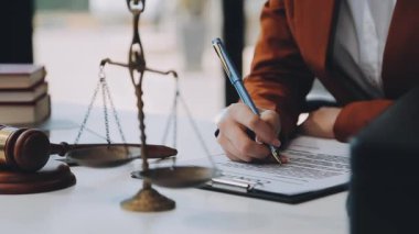 İş adamları belgeyi imzalamak için belge imzalıyorlar. Ofisteki bir masada çalışan işadamı, sözleşme, anlaşmayı imzalamak, yasal belge, hukuk