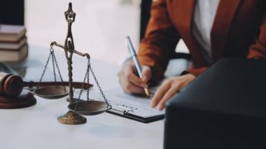 Yargıç Tokmak ve hukuk terazisi ofis masasında..