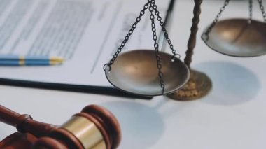 Adalet kavramı. Adalet sistemi, tokmak, ölçek ve kitaplar masada.