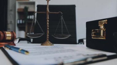Yargıç tokmak ve hukuk kitapları