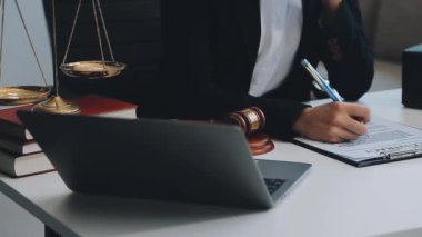 Avukat ya da avukat büro masasında belgelerle çalışıyor.