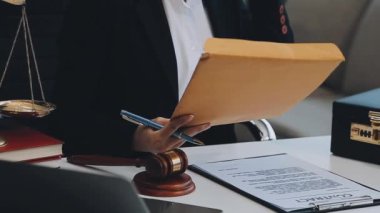 Ofiste çalışan iş adamı