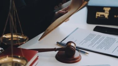 Avukat ofiste belge imzalıyor