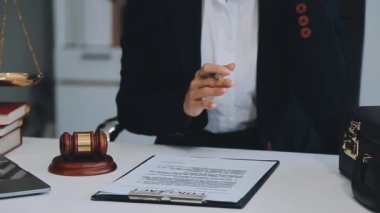 Avukat, avukat ya da yasal belgeleri olan yargıç tokmağı, büro ofisinde çalışan avukat. Hukuk, adalet ve adalet kavramı.