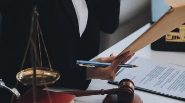 Yargıç Tokmak ve avukat masada.