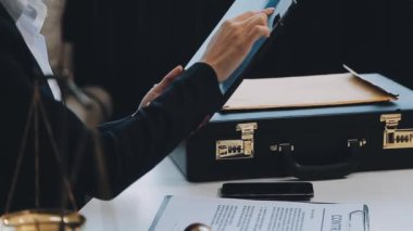 yakın plan - belgeyi tutan işadamlarının görünümü