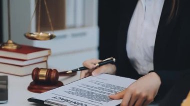 Ofiste çalışan avukat, yasal belgeler.