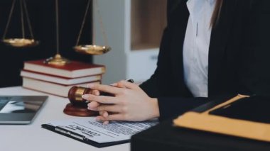 Yargıç avukat ofiste çalışıyor.