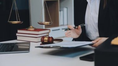 Avukat, avukat ya da avukat ofiste çalışıyor. Hukuk hukuku, hukuki danışmanlık, avukat ve hukuk hukuku kavramı.