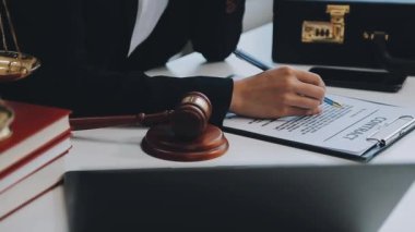 Avukat ofiste belge üzerinde çalışıyor.