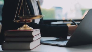 İş avukatı, avukat ya da hukukta ya da hukukta çalışan avukat. Hukuk ve hukuk hizmetleri, hukuk ve adalet terazileri.