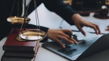 Adalet, hukuk kavramı, hukuki adalet kavramı. Yargıç vel tokmağı ve Yargıç tokmağı masaya koydu..