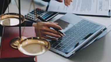 Dizüstü bilgisayar ve belgelerle çalışan bir iş adamı