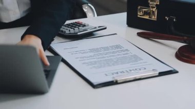 Ofiste çalışan adam.