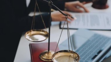 Ofiste çalışan iş adamları