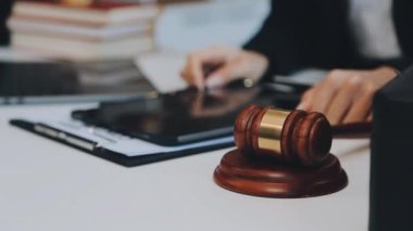 Yargıç Tokmak masamda.