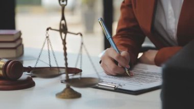 Yargıç Gavin, avukat ve avukat ofiste çalışıyor..