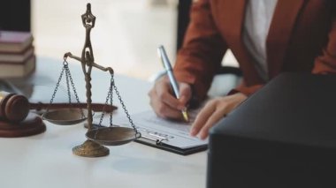 Yargıç tokmak, adalet belgeleri ve dizüstü bilgisayar ofisinde. Avukat ya da avukat mahkeme salonunda çalışıyor. Hukuk, hukuk ve adalet kavramı.