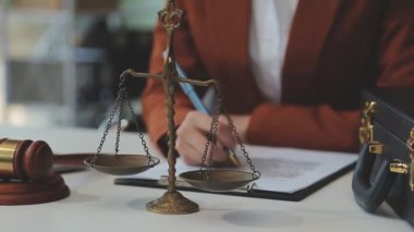 Tokmak ve avukatın ofiste çalışmasıyla adalet kavramı