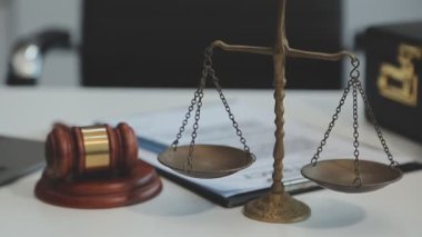 Hukuk teması. Tokmak, yargıç, adalet ve ölçek