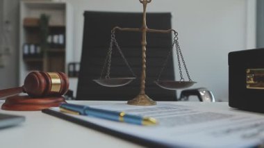 Hukuk ve adalet kavramı. Yargıç Tokmak ve kitaplar arka planda..