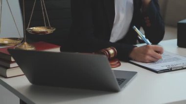 Belgeler ve dizüstü bilgisayarlarla çalışan iş adamları