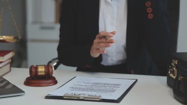 Ofiste çalışan avukat.